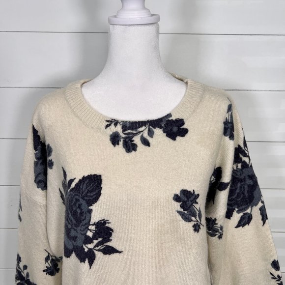 Chelsea & Theodore Off White & Navy Floral Relaxed Fit Sweater Size M - Picture 2 of 13